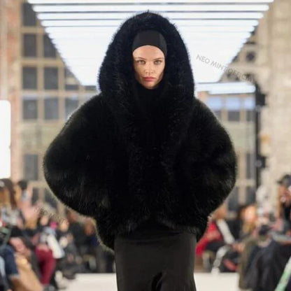 Abrigo de piel sintética con capucha y alas de murciélago icónico de la marca de pasarela para mujer, elegante abrigo de invierno Hailey Bieber, chaqueta de piel de zorro