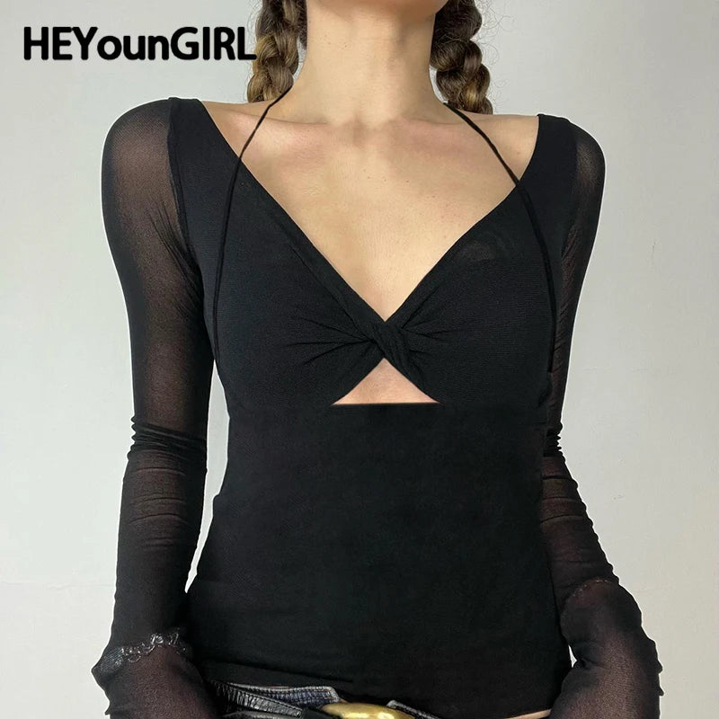 Elegante top negro sexy con corte frontal para mujer, camiseta de malla de manga larga con cuello en V, estilo halter, estilo vintage ajustado para otoño.