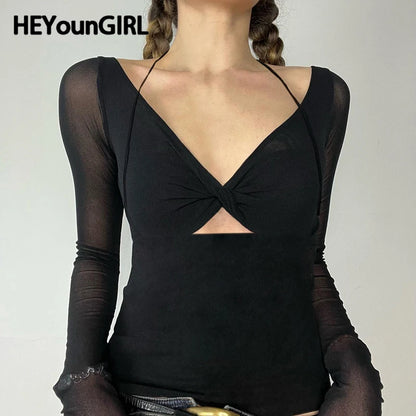 Elegante top negro sexy con corte frontal para mujer, camiseta de malla de manga larga con cuello en V, estilo halter, estilo vintage ajustado para otoño.