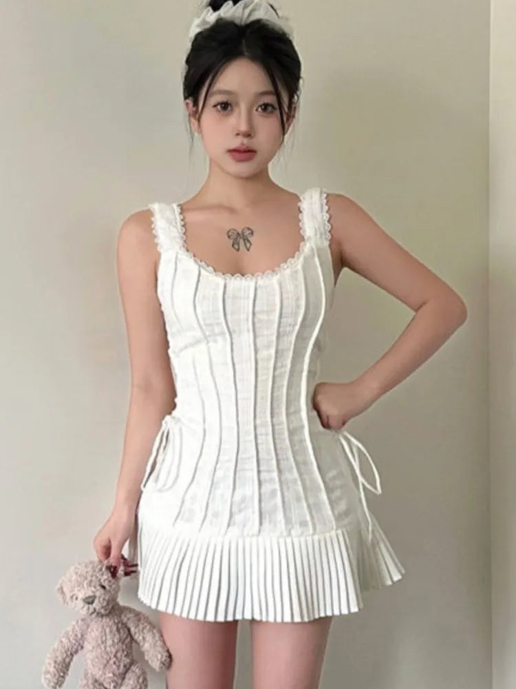 Elegantes vestidos cortos plisados para mujer, verano nuevo, sin mangas, cuello cuadrado, vestido blanco, moda coreana Y2K, vestido de una pieza
