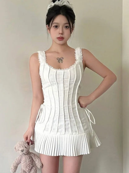 Elegantes vestidos cortos plisados para mujer, verano nuevo, sin mangas, cuello cuadrado, vestido blanco, moda coreana Y2K, vestido de una pieza