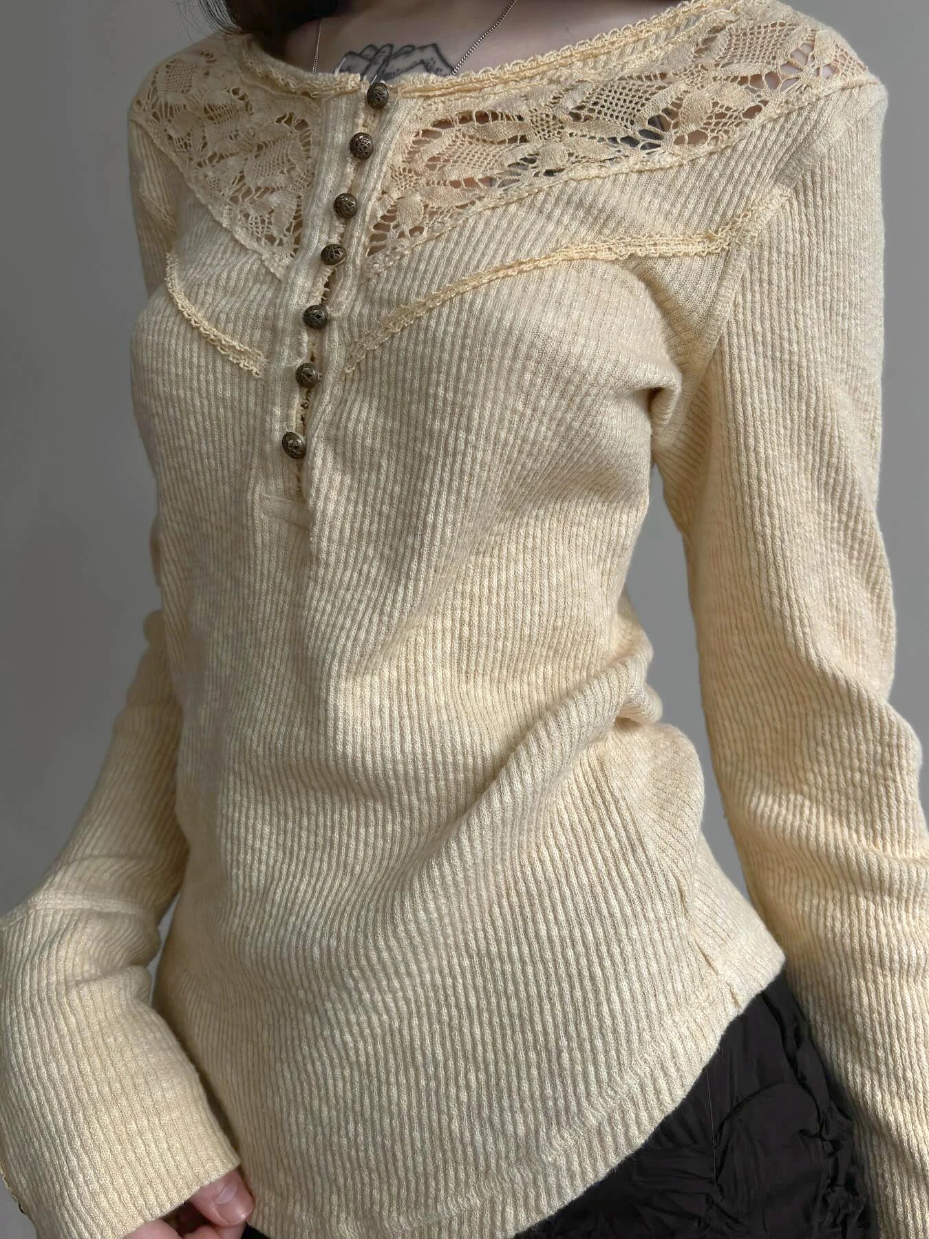 Camisetas básicas de punto con encaje y botones elegantes y retro para mujer, de manga larga, exquisitas y ajustadas, para otoño.
