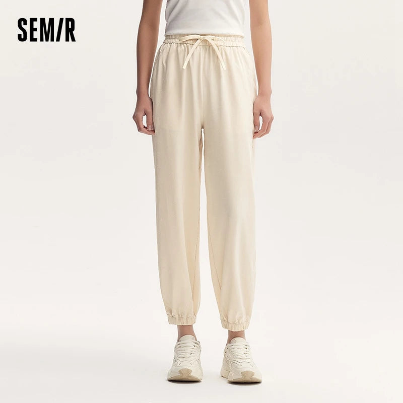 Pantalones casuales para mujer diseñados con un toque de textura. Pantalones cónicos de jacquard con estampado oscuro y un ajuste único y holgado.