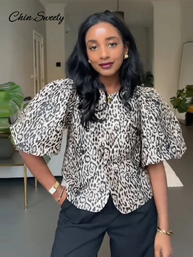 Blusas de manga abullonada con estampado de leopardo para mujer, blusas de verano 2025 con cuello redondo, botones sueltos, tops cortos que combinan con todo, ropa de calle de moda para mujer
