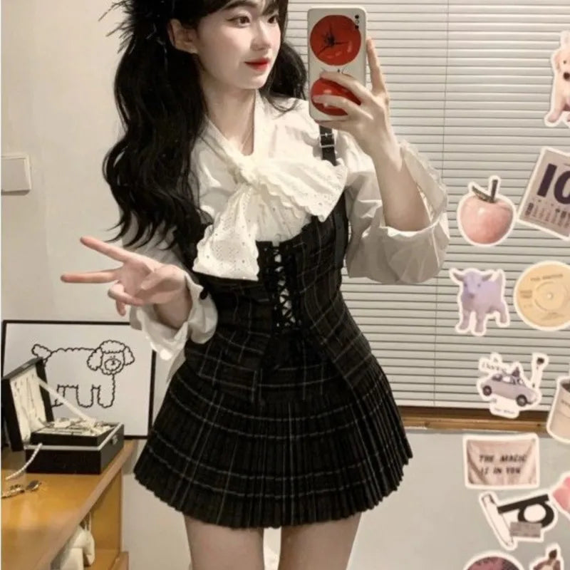 Conjunto de 3 piezas estilo retro coreano de otoño para mujer, camisa blanca, chaleco de tirantes y falda plisada, diseño de estilo universitario, moda Y2K.