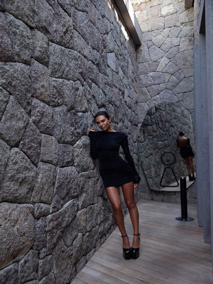 Vestido ajustado de manga larga de otoño para mujer, minivestido sexy ajustado con espalda descubierta y pliegues para fiesta y club de noche.