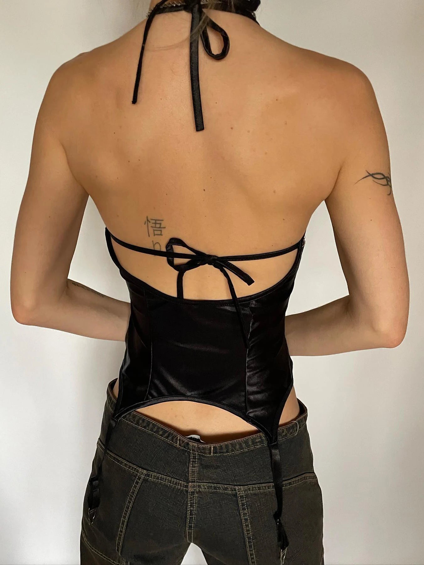 Camisola sexy ajustada de PU con diseño de remaches de satén empalmados para mujer, blusas de moda retro Gyaru Darkly Punk