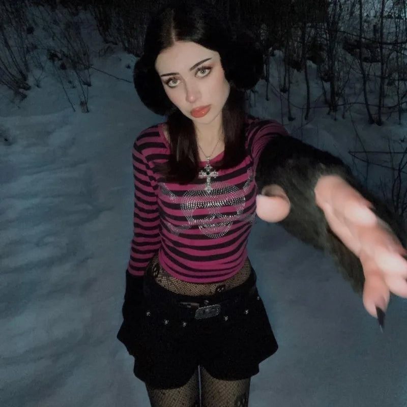 Top corto gótico con calavera y diamantes de imitación, estética de los años 2000, para mujer, camiseta de manga larga a rayas, ropa estética punk oscura de la academia.