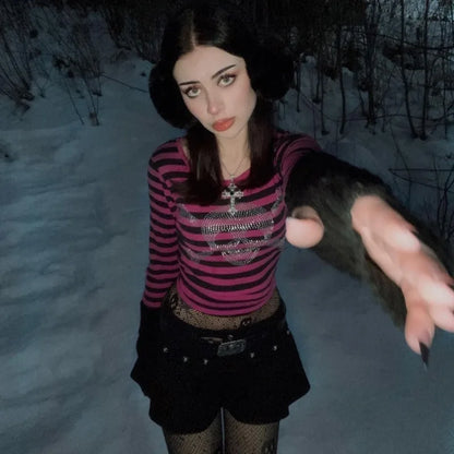 Top corto gótico con calavera y diamantes de imitación, estética de los años 2000, para mujer, camiseta de manga larga a rayas, ropa estética punk oscura de la academia.