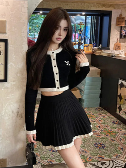 Conjunto de dos piezas de punto dulce para mujer, top corto de manga larga con botonadura sencilla y minifalda plisada, moda kawaii para otoño y primavera.
