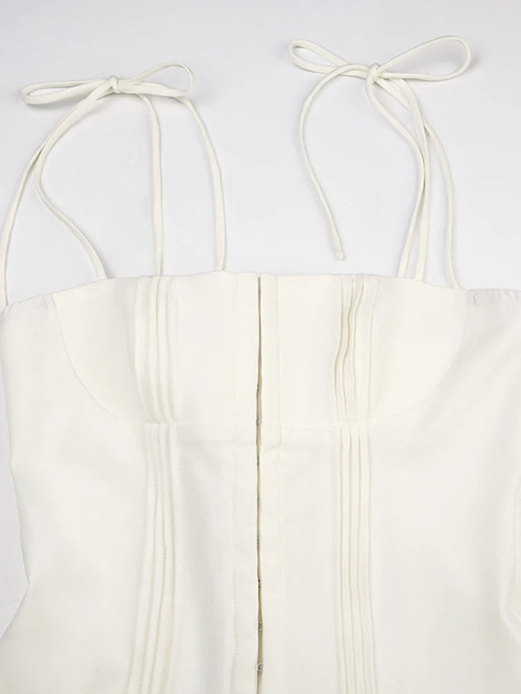 Vestido mini de corte A, plisado, con tirantes finos, estilo francés, blanco, con cierre de gancho frontal y vuelo.