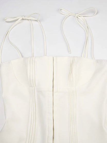 Vestido mini de corte A, plisado, con tirantes finos, estilo francés, blanco, con cierre de gancho frontal y vuelo.