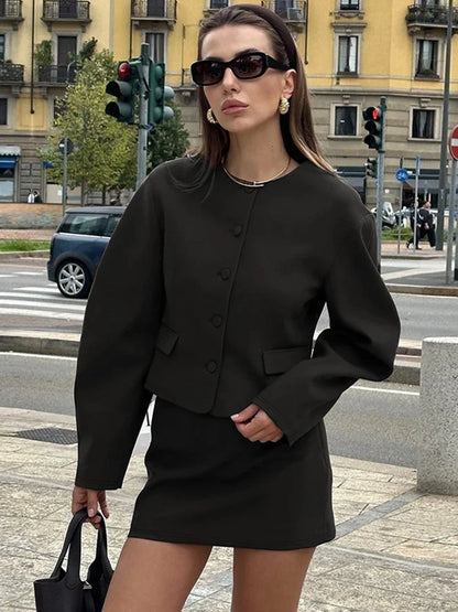 Conjunto de dos piezas de falda y cárdigan de moda para mujer, top de manga larga con botones, minifalda ajustada de color liso, conjunto elegante a juego para otoño e invierno.