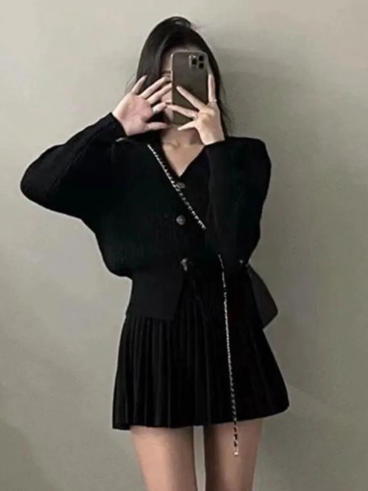 Conjunto informal de punto de 2 piezas: top de escote en V con botonadura sencilla y minifalda plisada de cintura alta, moda coreana para otoño y primavera. Conjuntos lisos.