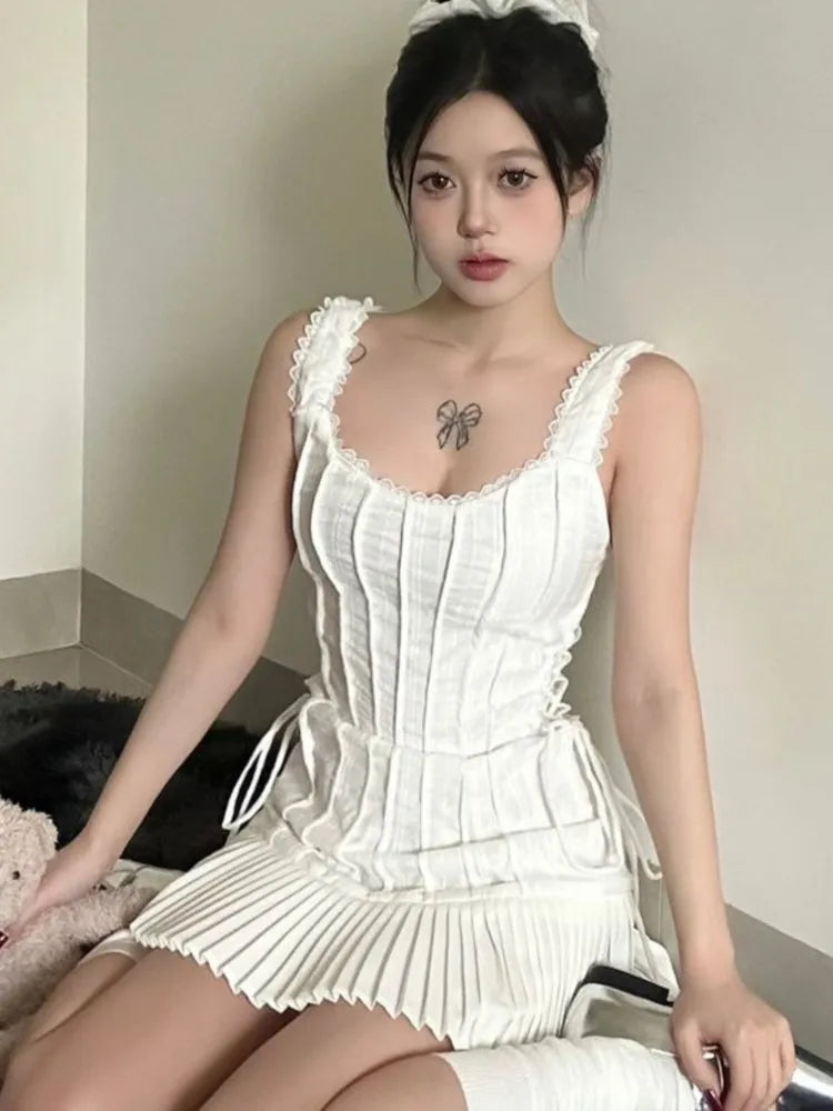 Elegantes vestidos cortos plisados para mujer, verano nuevo, sin mangas, cuello cuadrado, vestido blanco, moda coreana Y2K, vestido de una pieza