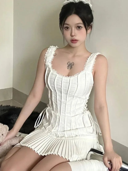 Elegantes vestidos cortos plisados para mujer, verano nuevo, sin mangas, cuello cuadrado, vestido blanco, moda coreana Y2K, vestido de una pieza