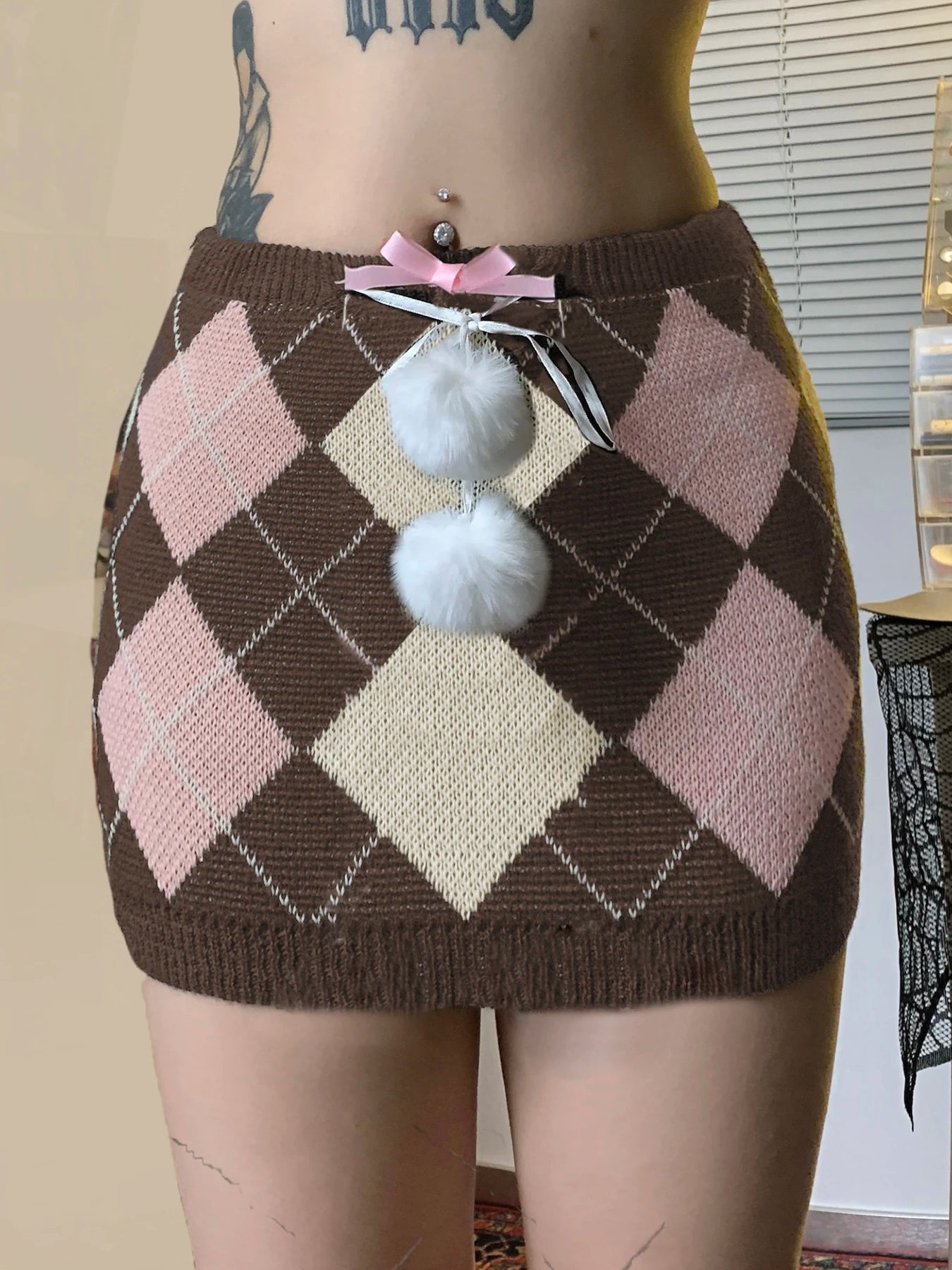 Faldas de punto otoñales con rombos, bonitas y dulces, a cuadros, con bolas de peluche y lazos, a la moda.