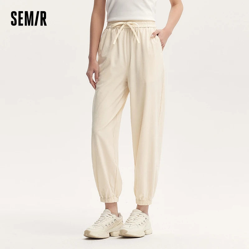 Pantalones casuales para mujer diseñados con un toque de textura. Pantalones cónicos de jacquard con estampado oscuro y un ajuste único y holgado.