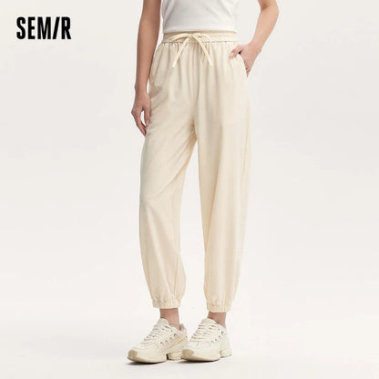Pantalones casuales para mujer diseñados con un toque de textura. Pantalones cónicos de jacquard con estampado oscuro y un ajuste único y holgado.
