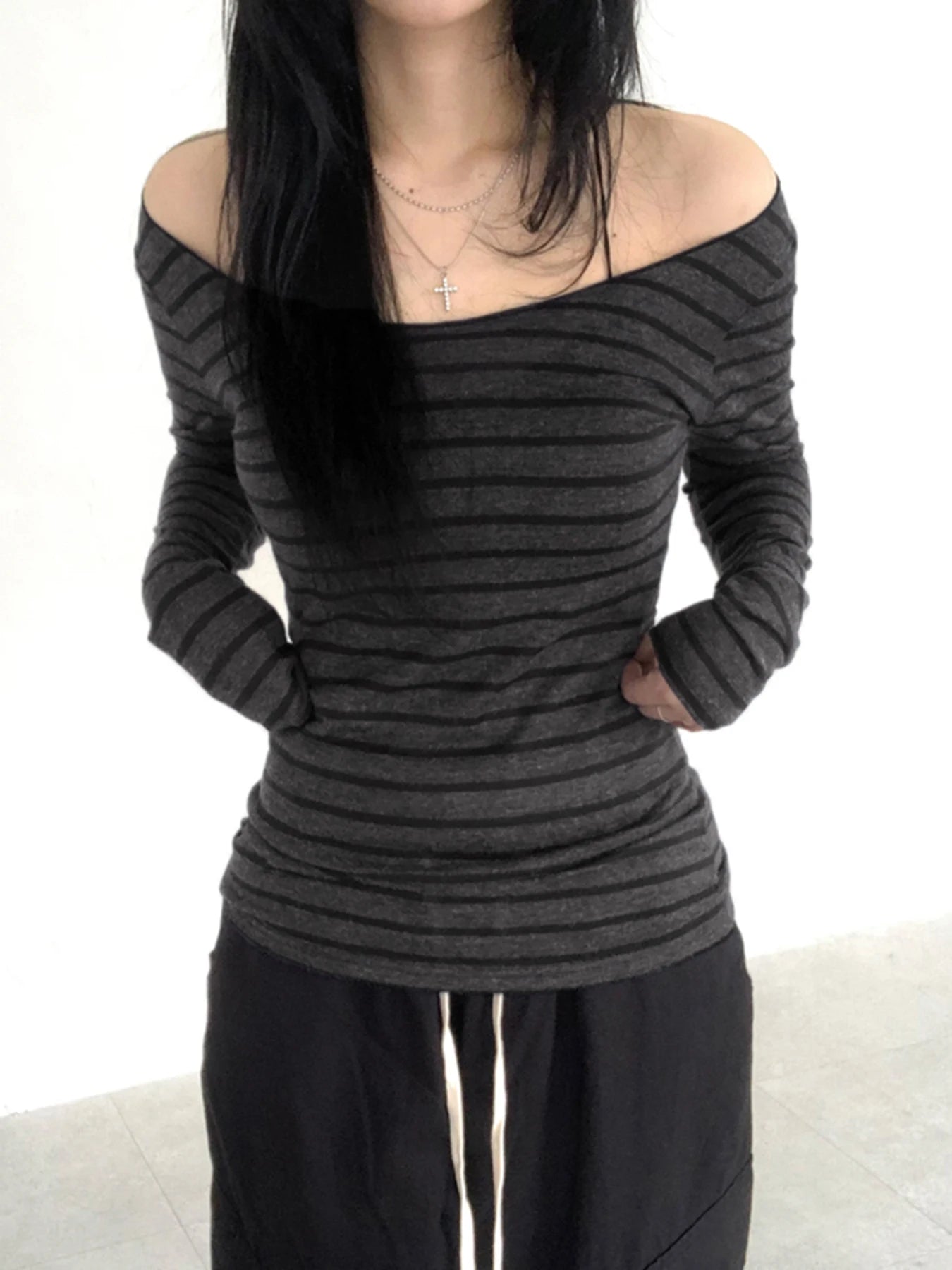 Camiseta básica japonesa ajustada de manga larga a rayas con hombros descubiertos y cuello redondo, estilo callejero coreano, camiseta gris Y2K para primavera y otoño para mujer
