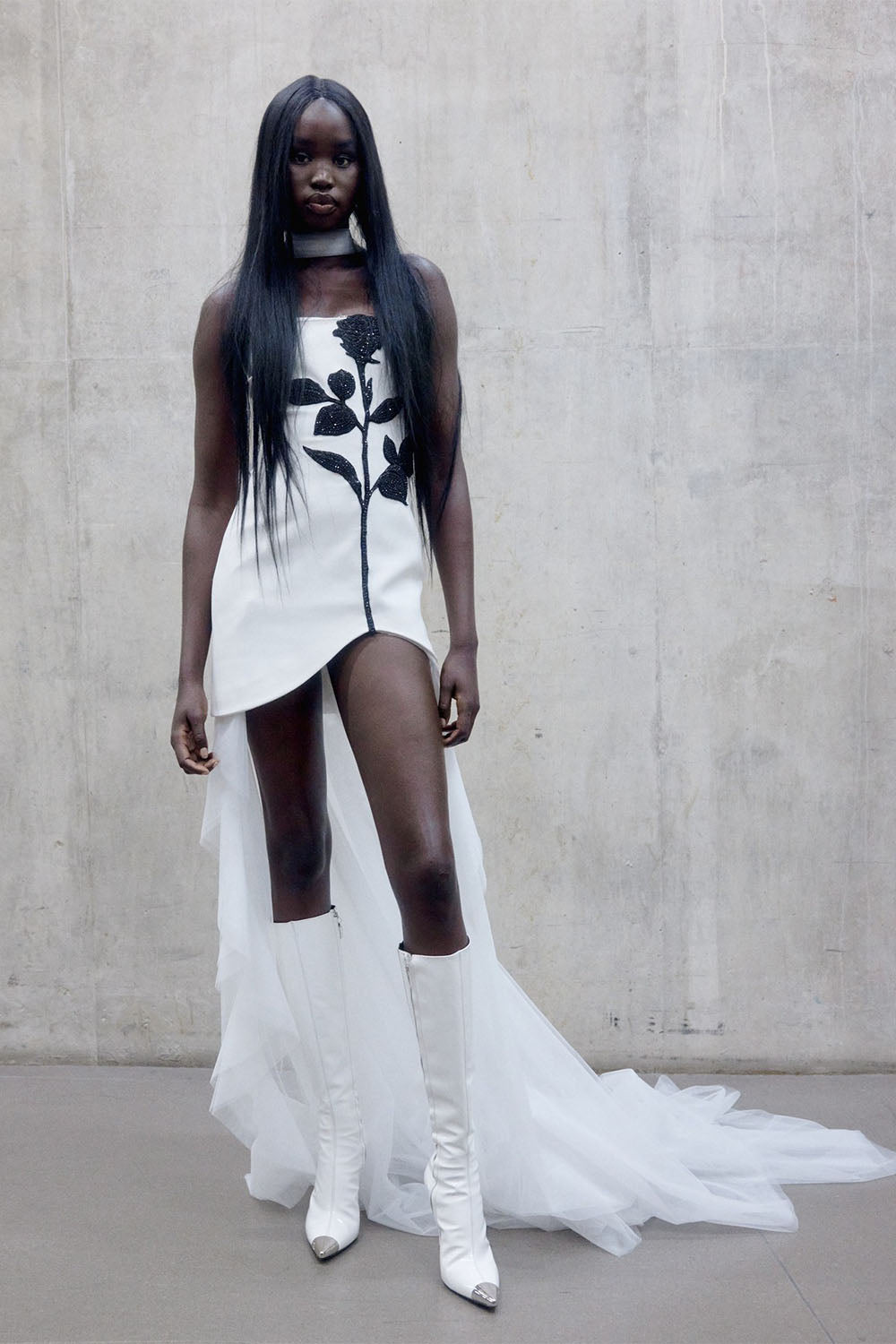 Vestido corto sin tirantes Verónica con adornos de cristal 