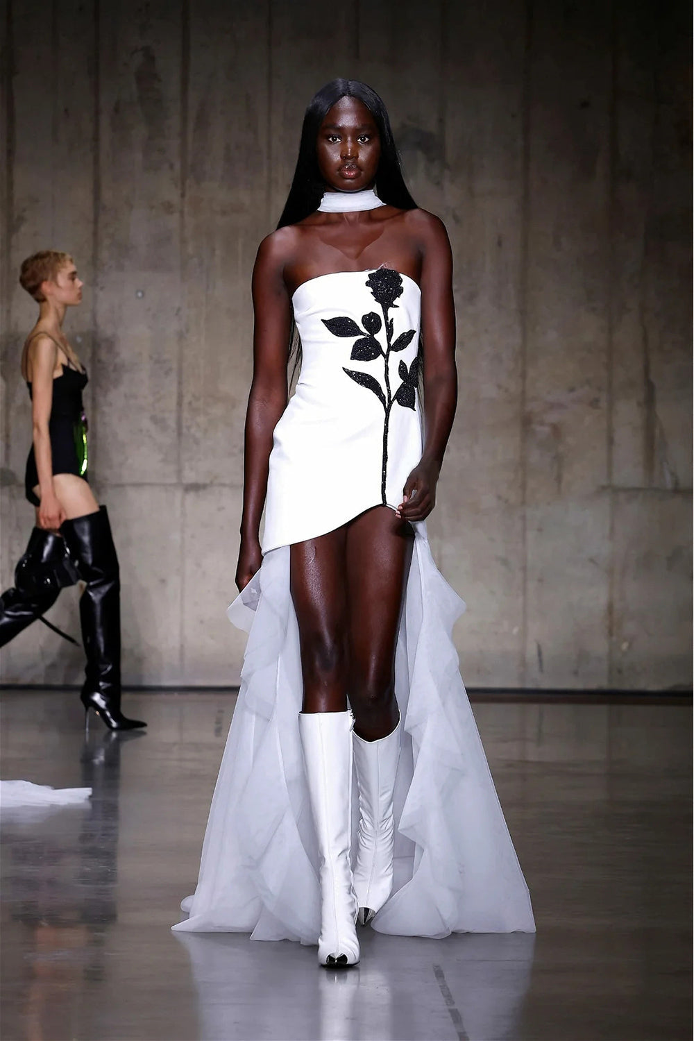 Vestido corto sin tirantes Verónica con adornos de cristal 