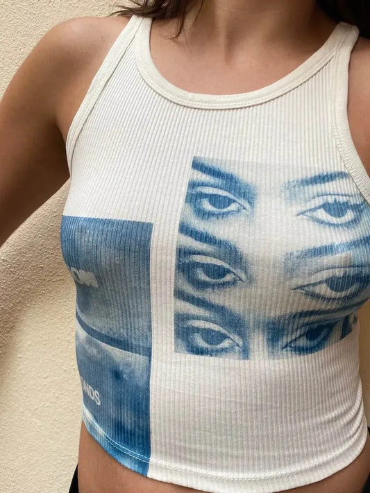 Retrato callejero de chica a rayas, sexy, a la moda, sin mangas, hombros descubiertos, corte entallado, camiseta sin mangas ajustada para bebé, estilo corto Y2K, estética EMO