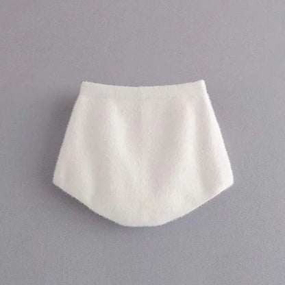 Conjuntos de dos piezas para mujer: cárdigan blanco de felpa de mohair con botones, abrigos, tops con sujetador y minipantalones cortos a juego.