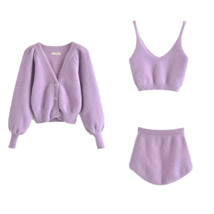 Conjuntos de dos piezas para mujer: cárdigan blanco de felpa de mohair con botones, abrigos, tops con sujetador y minipantalones cortos a juego.