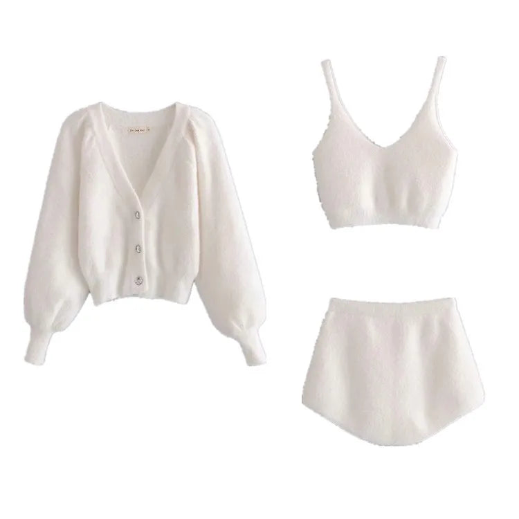 Conjuntos de dos piezas para mujer: cárdigan blanco de felpa de mohair con botones, abrigos, tops con sujetador y minipantalones cortos a juego.