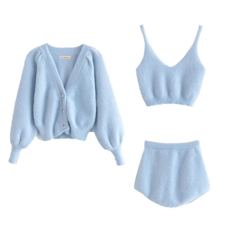 Conjuntos de dos piezas para mujer: cárdigan blanco de felpa de mohair con botones, abrigos, tops con sujetador y minipantalones cortos a juego.