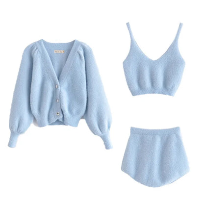 Conjuntos de dos piezas para mujer: cárdigan blanco de felpa de mohair con botones, abrigos, tops con sujetador y minipantalones cortos a juego.