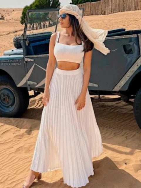 Nuevos conjuntos de dos piezas de punto blanco para mujer, top de tirantes acanalado y falda de punto plisada, conjuntos de vestido largo de verano para mujer.