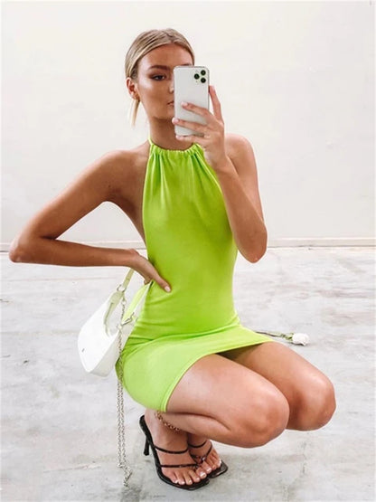 Vestido de punto con espalda descubierta y degradado de verano para mujer, nuevo minivestido de fiesta de playa con cuello halter, vestido de suéter elástico ajustado para mujer 2025