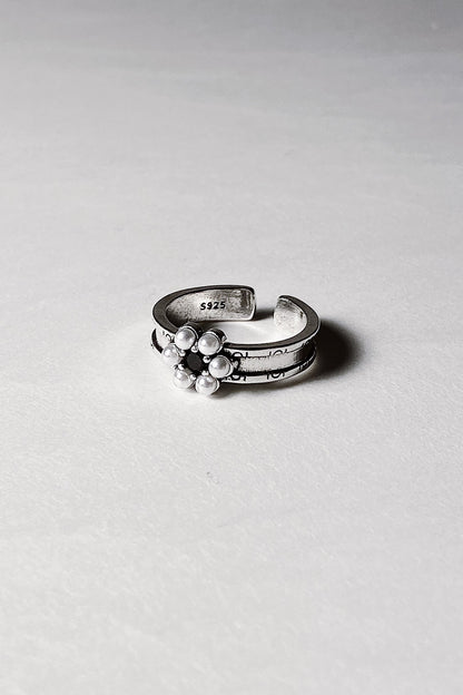 Flower Pattern Pearl Ring Set