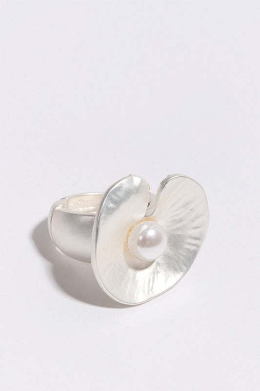 Anillo de metal con forma de flor de perla sintética 