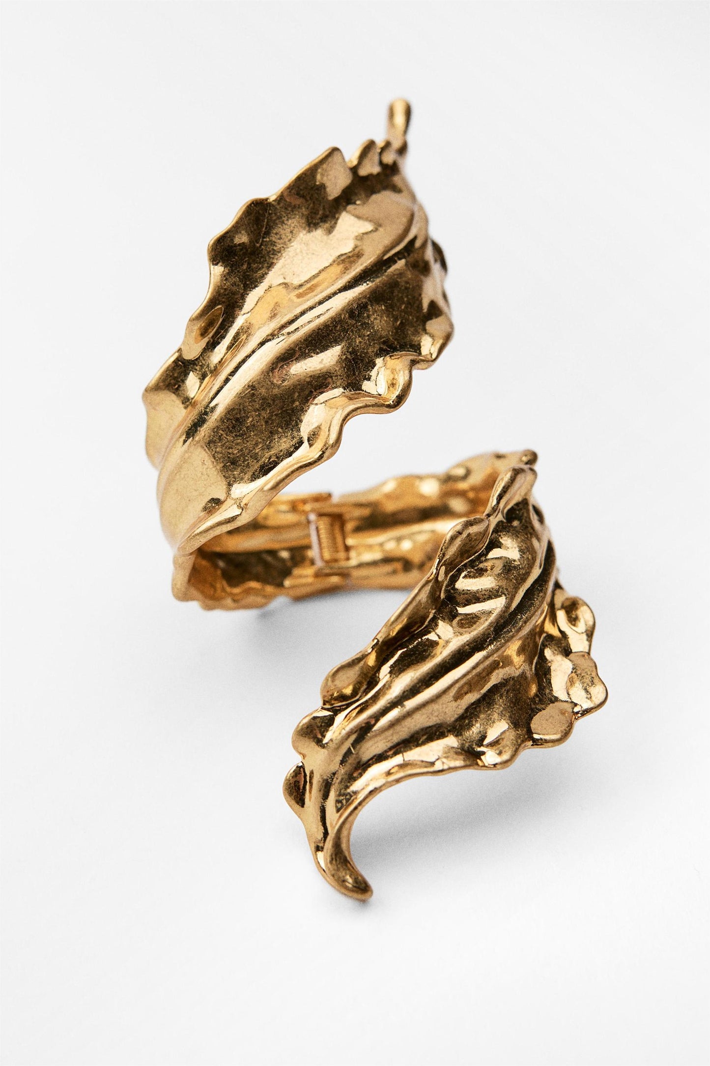 Pulsera de hojas retorcidas 