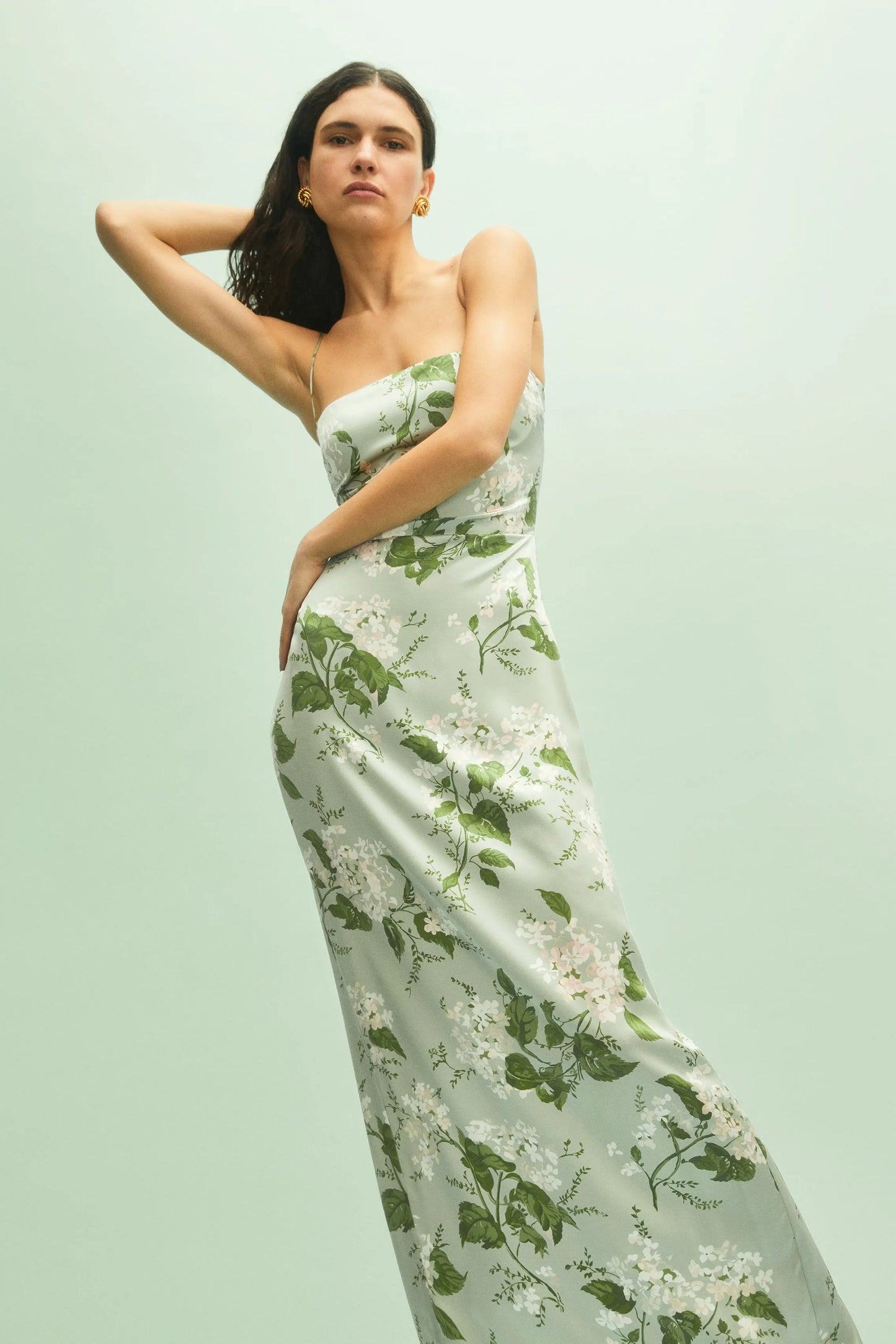 Vestido largo camisola de satén con estampado floral 