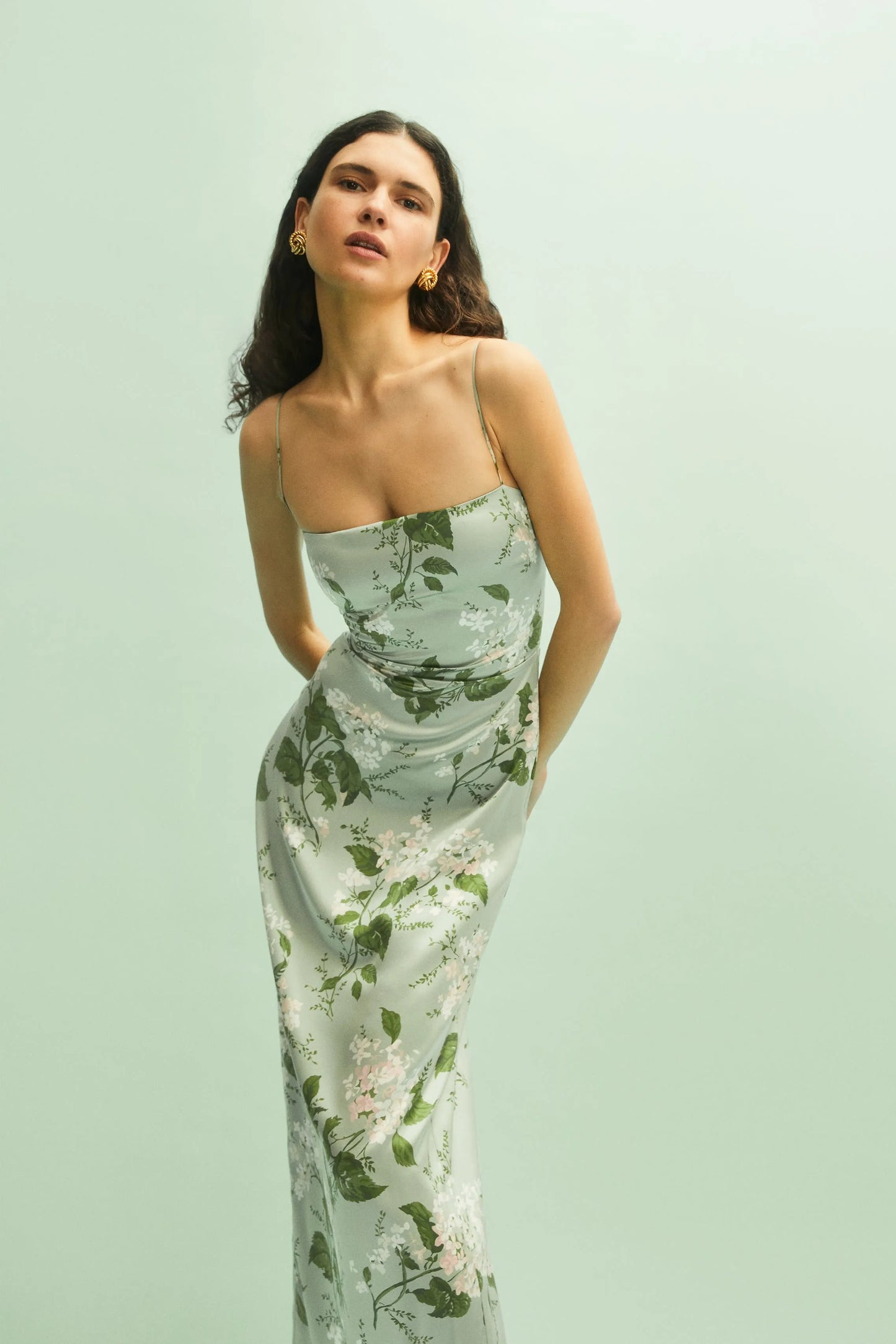 Vestido largo camisola de satén con estampado floral 