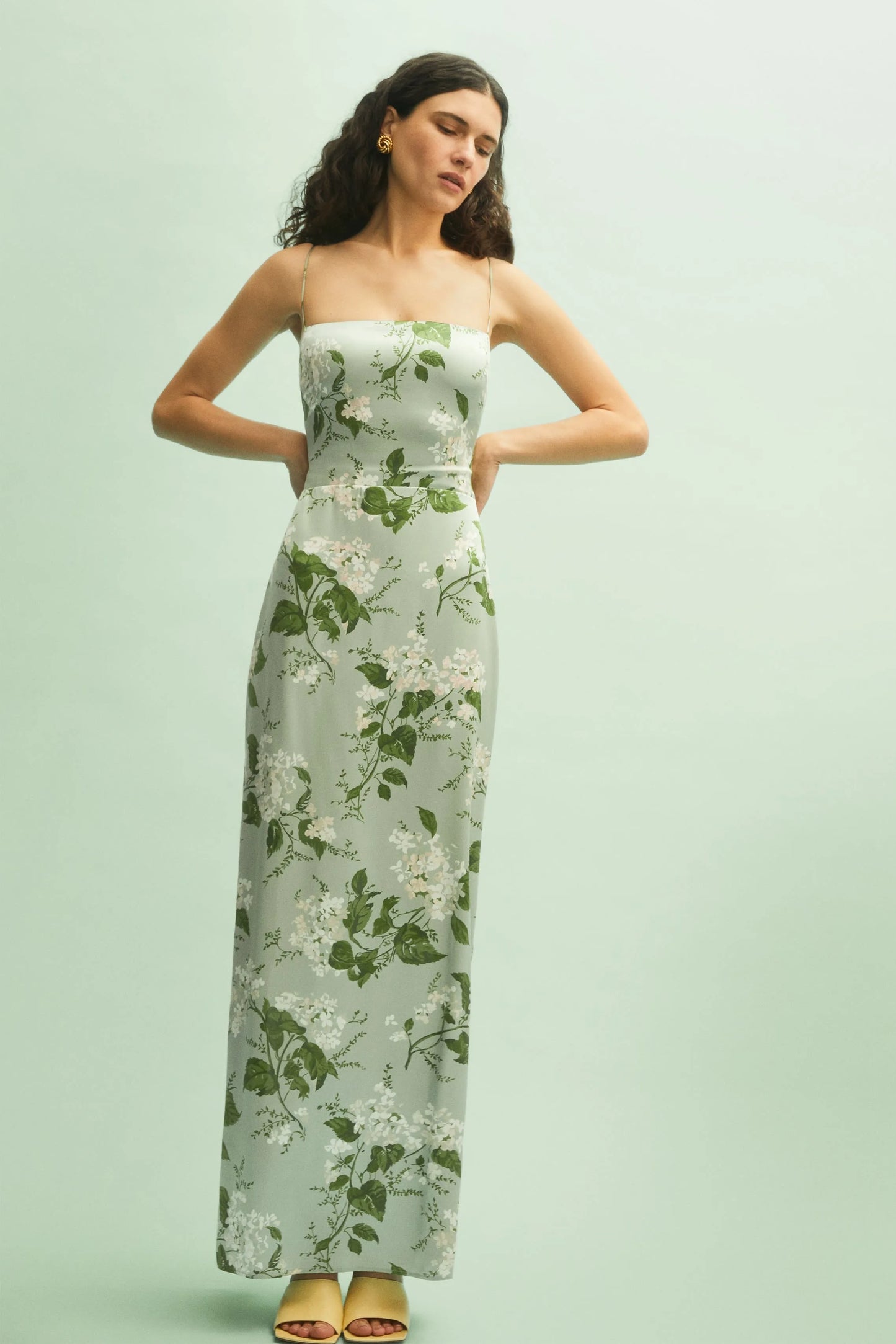 Vestido largo camisola de satén con estampado floral 