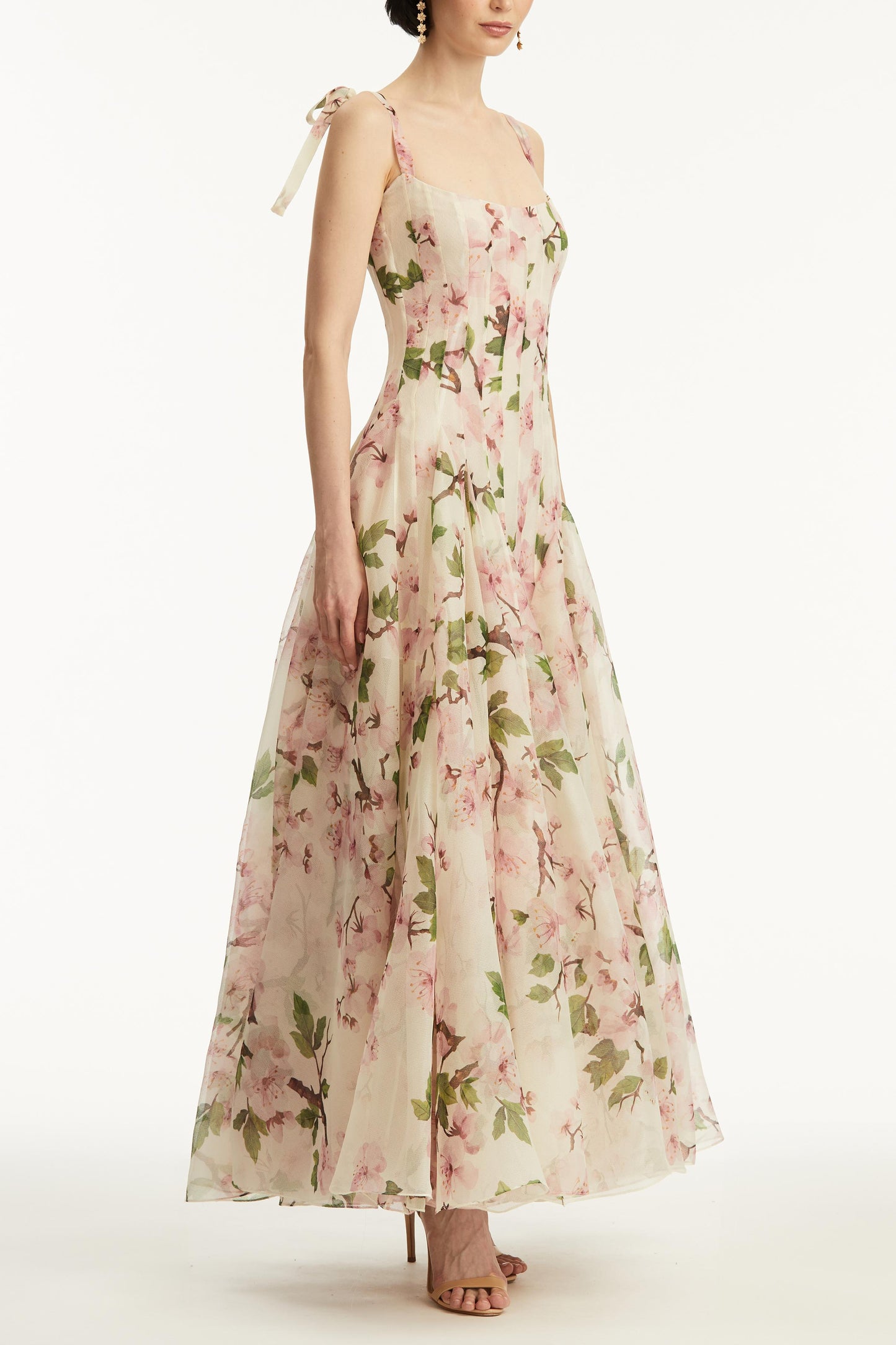 Vestido largo con escote corazón y fruncido floral 