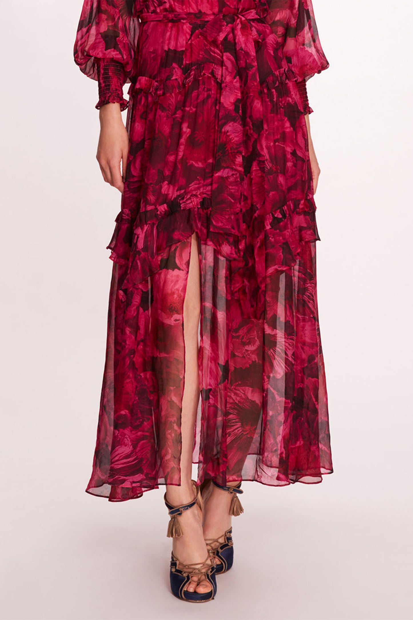 Vestido midi con mangas farol y volantes florales 