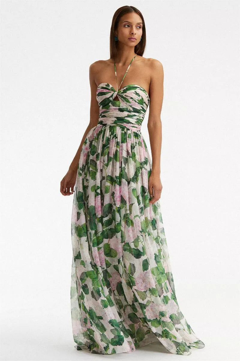 Vestido largo plisado con cuello halter y hombros descubiertos con estampado floral 