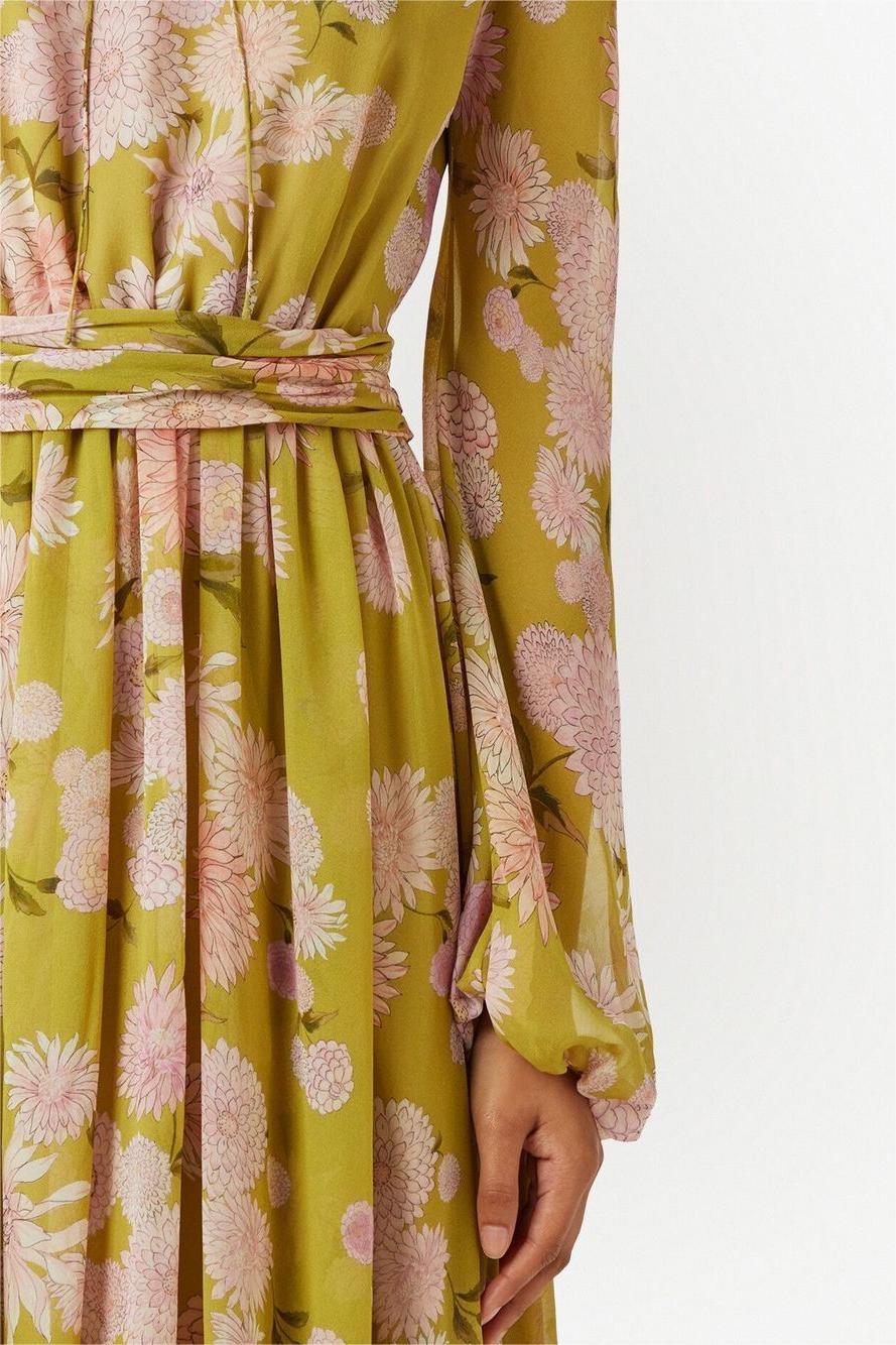 Vestido largo con mangas abullonadas y encaje floral 