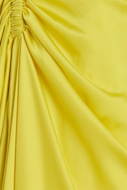 Vestido largo de satén con mangas tipo capa fruncidas y abertura 