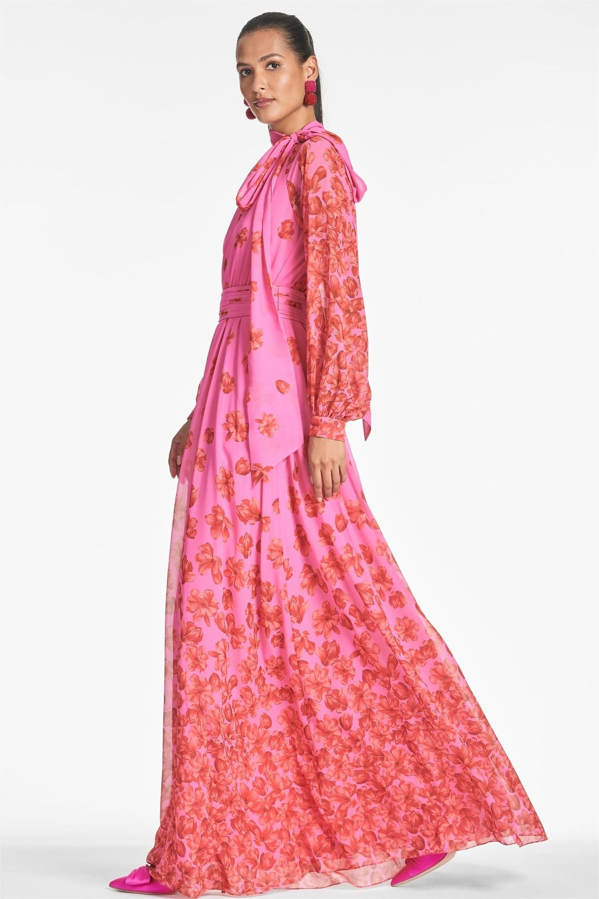 Vestido largo con encaje y mangas farol con flores 