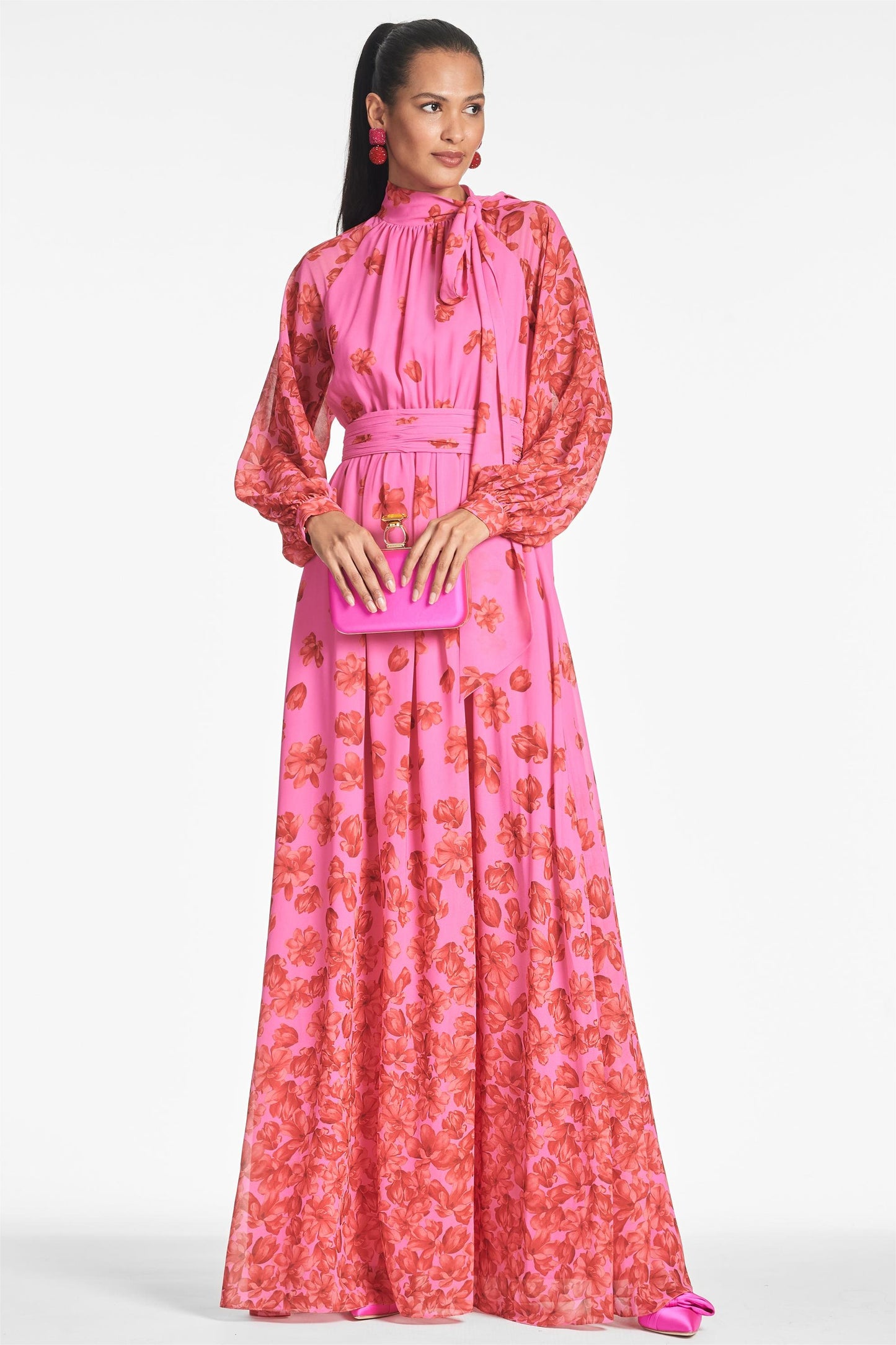 Vestido largo con encaje y mangas farol con flores 