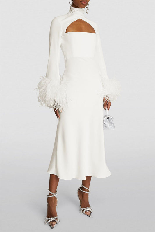 Vestido midi de cuello alto con plumas lisas 