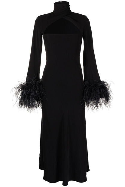 Vestido midi de cuello alto con plumas negras 