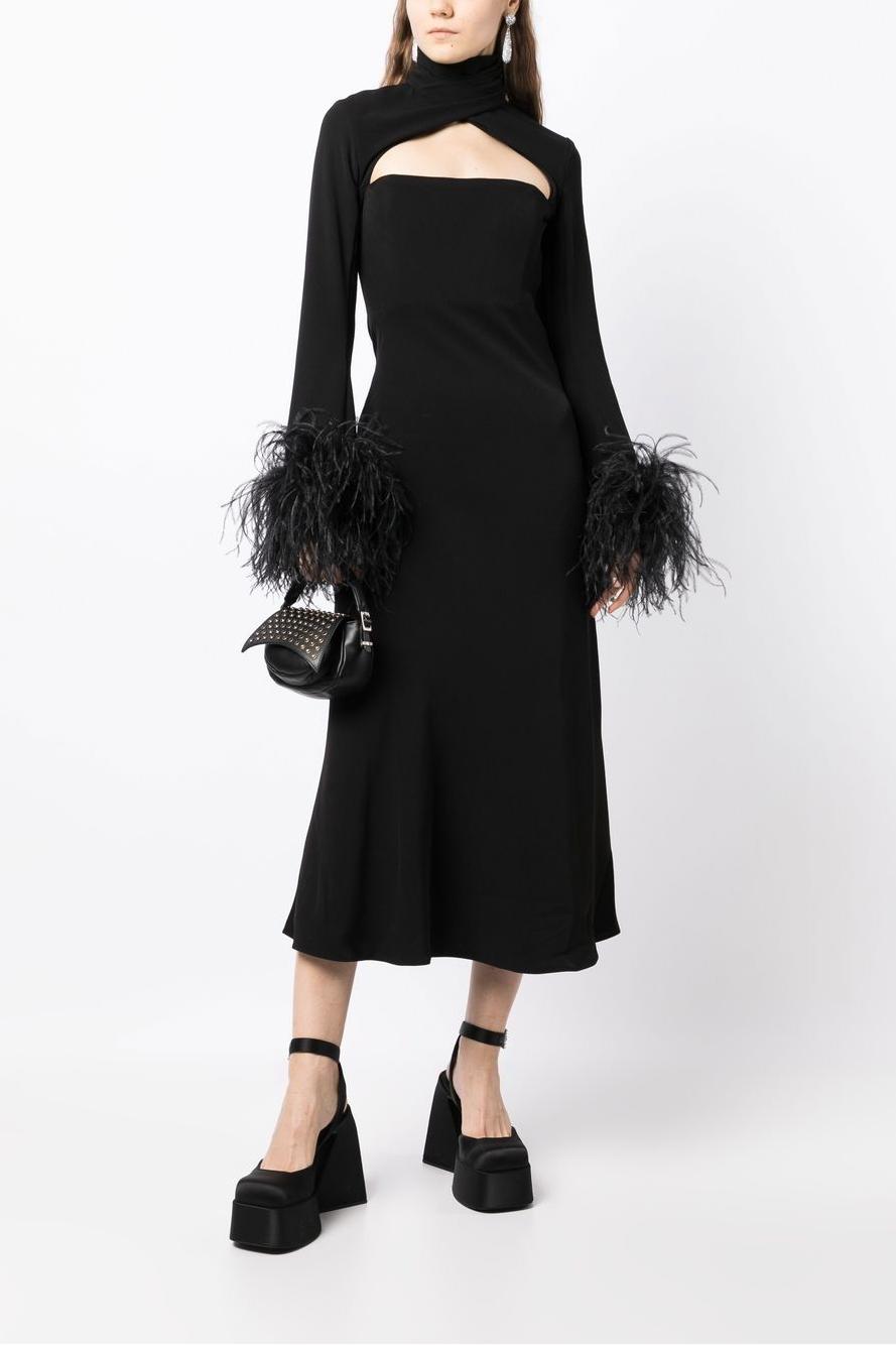 Vestido midi de cuello alto con plumas negras 